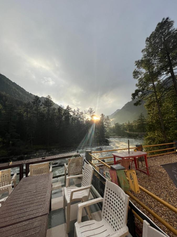 Shanti Cafe & Hostels Kasol Dış mekan fotoğraf