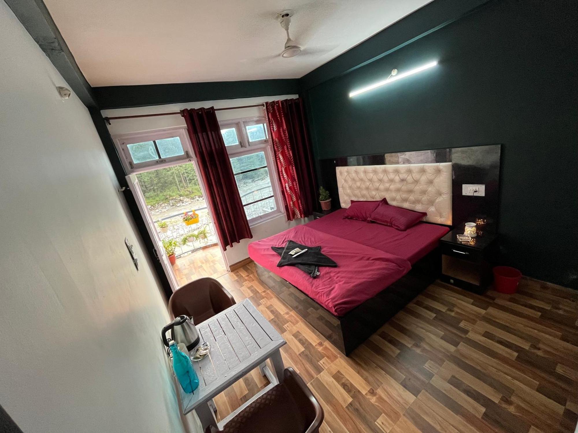 Shanti Cafe & Hostels Kasol Dış mekan fotoğraf